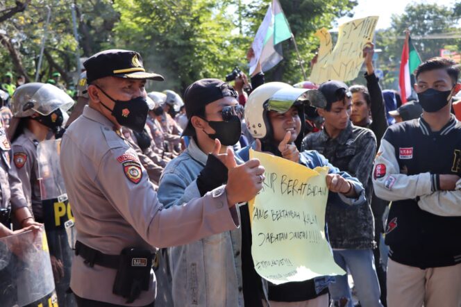
Ratusan Mahasiswa Unjuk Rasa di Depan Kantor Bupati Probolinggo