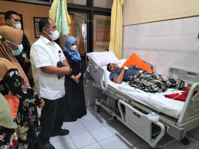 
Kepala BPJAMSOSTEK Kancab Pasuruan Kunjungi Peserta yang Dirawat di Rumah Sakit Akibat Kecelakaan Kerja
