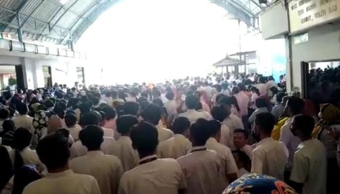 
5 Bulan Gaji Tak Dibayarkan, Ratusan Buruh Pabrik di Pandaan Gelar Demo