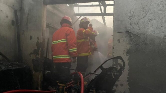 
Kebakaran Hebat di Mandaran Pasuruan, Rumah hingga Sepeda Motor Ludes Terbakar