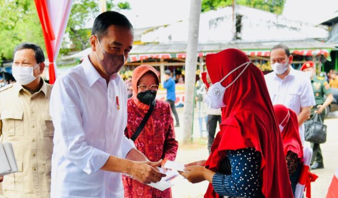 
Mensos Dampingi Presiden Jokowi Serahkan BLT Minyak Goreng dan PKH untuk Warga Jawa Timur