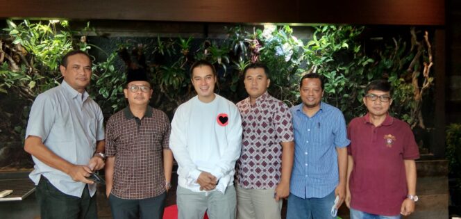 
Forum Jurnalis Wakaf Indonesia Ajak Baim Wong Kampanye Wakaf di Kalangan Milenial
