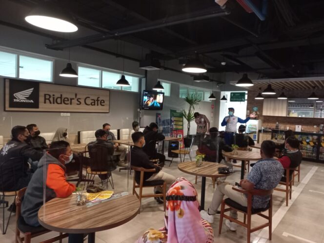 
Ramadhan Seru Komunitas Honda Vario di MPM Rider Café Malang, Riding & Charity