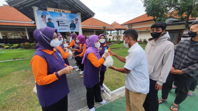 
Ketua PKK Kota Pasuruan Bikin Program 1 ASN 1 Sembako Dibagikan yang Membutuhkan
