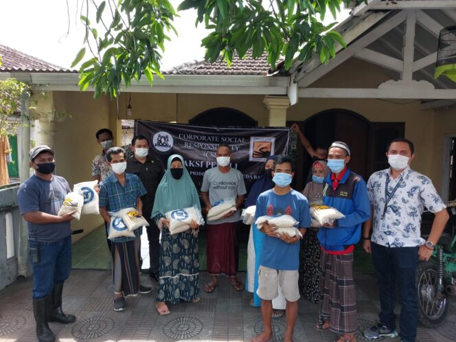 
Jelang Lebaran, Dua Perusahaan di Pasuruan  Bagikan Ribuan Paket Sembako ke Masyarakat