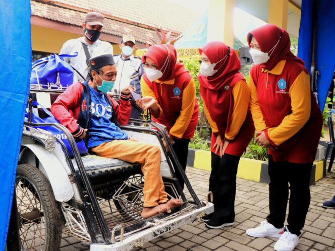 
TP PKK Kota Pasuruan Bagikan Ratusan Sembako untuk Disabilitas dan Yatim Piatu
