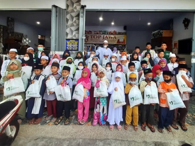 
Berbagi Keberkahan, LAZISNU Kota Pasuruan Ajak Puluhan Anak Yatim Belanja Baju Lebaran