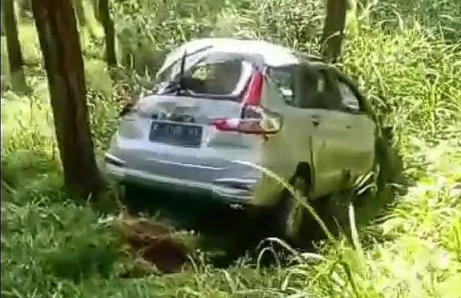 
Pulang Libur Lebaran dari Bromo, Mobil Wisatawan Asal Madura Terjun ke Jurang di Tutur