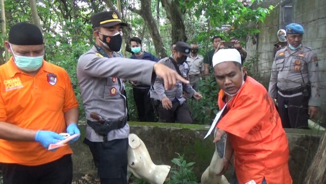 
Polres Probolinggo Gelar Rekonstruksi Cucu Keponakan Bunuh Nenek dengan Kunci Inggris