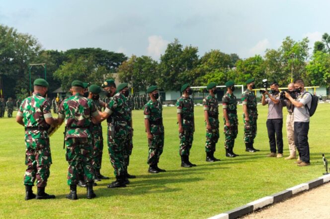 
Panglima TNI Berikan Kenaikan Pangkat untuk 7 Prajurit Yonif Para Raider 501 Madiun