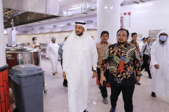 
Pastikan Kualitas, Menag Tinjau dan Tes Layanan Jemaah Haji di Makkah