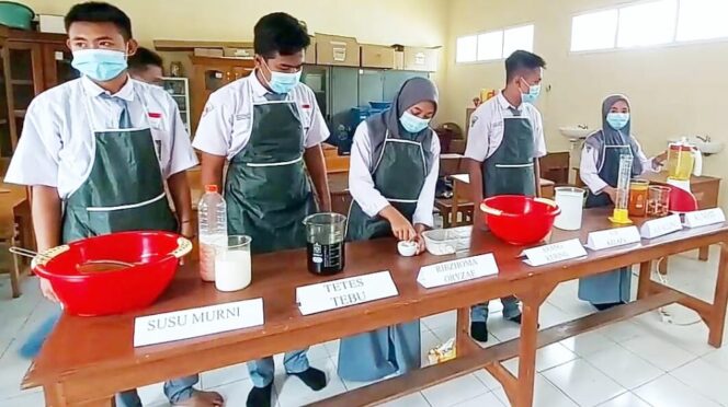 
Pelajar SMK Puspo Ciptakan Probiotik untuk Cegah PMK