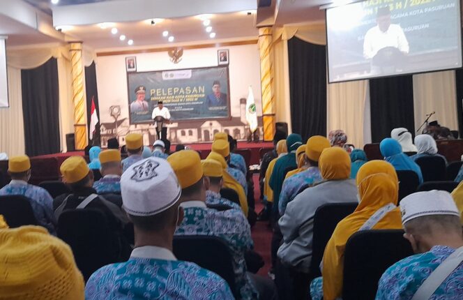 
Ratusan Calon Jamaah Haji Kota Pasuruan Diberangkatkan, Wawali Ingatkan Tetap Patuhi Prokes