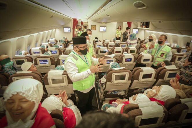 
Jemaah Haji Indonesia Kloter Pertama Diterbangkan ke Tanah Suci