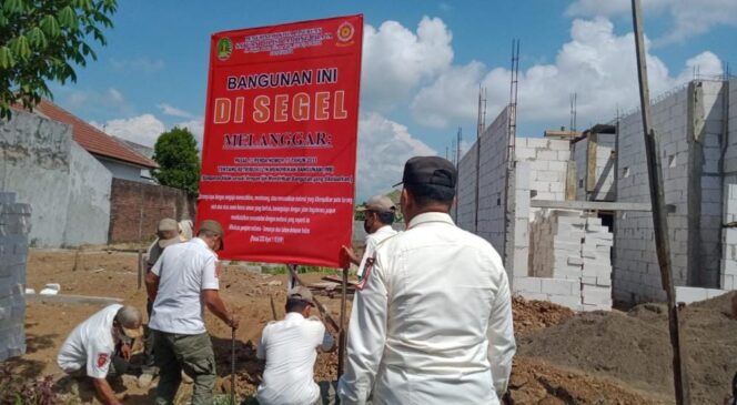 
Tak Sesuai IMB, Bangunan di Pasuruan Disegel