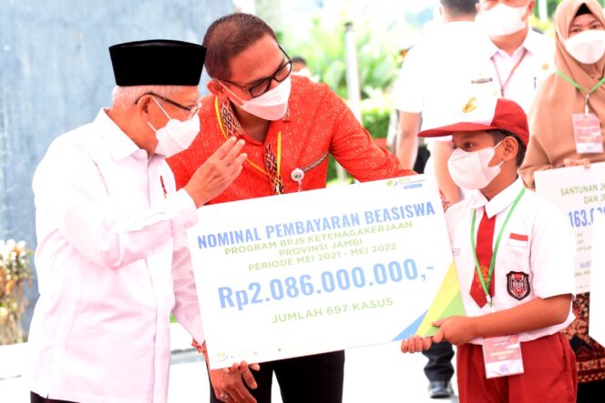 
Wapres Kembali Serahkan Manfaat Program dan Beasiswa BPJS Ketenagakerjaan Senilai Rp 2,8 Miliar