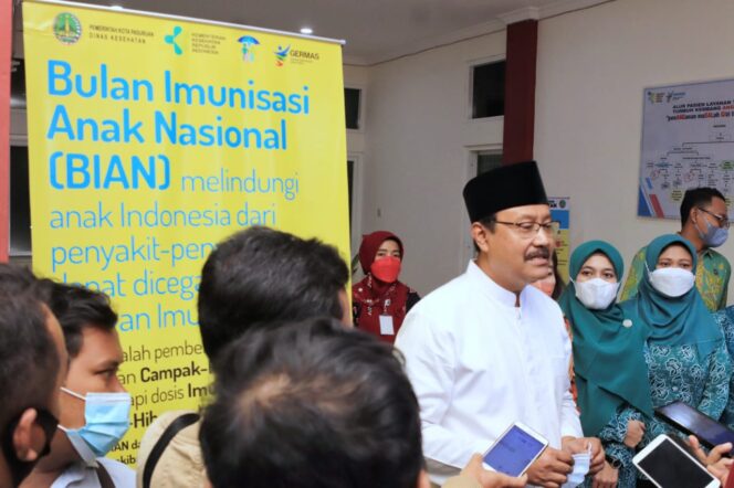 
Gus Ipul Intruksikan Jajaran RT hingga Kecamatan Ajak Warganya yang Punya Anak untuk Berimunisasi