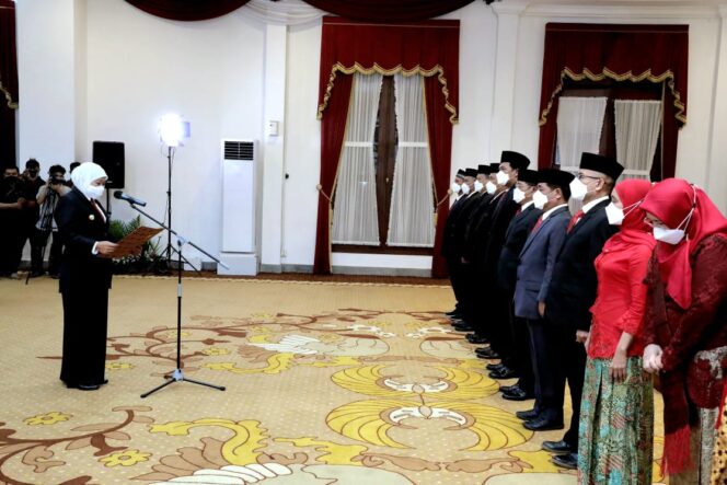 
Gubernur Khofifah Lantik Pengurus Komite Komunikasi Digital