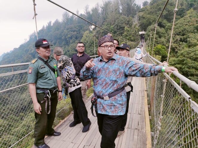
Pemkab Probolinggo Studi Manajemen Pengelolaan Jembatan Kaca Gunung Bromo