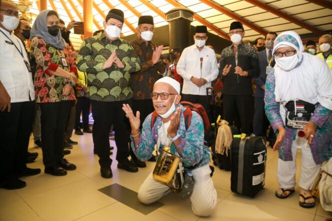 
Menko PMK Sambut Kepulangan Jamaah Haji di Soetta