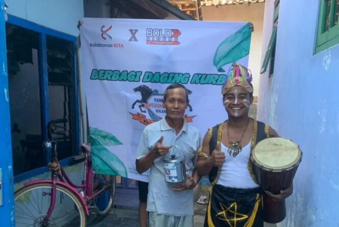 
Unik, Bold Riders Pasuruan Bagikan Kurban Gunakan Wadah Cobek dan Pakai Baju Adat
