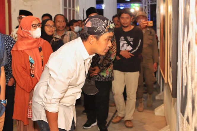 
Wawali Mas Adi Buka Pameran Seni Rupa dan Pasuruan Clothing Carnival