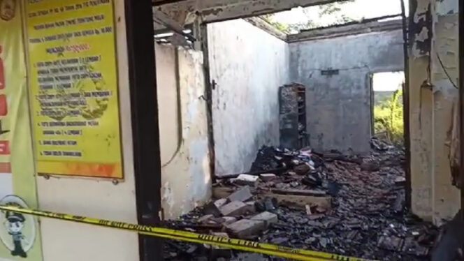 
Blarr.!! Mapolsek Purwosari Terbakar