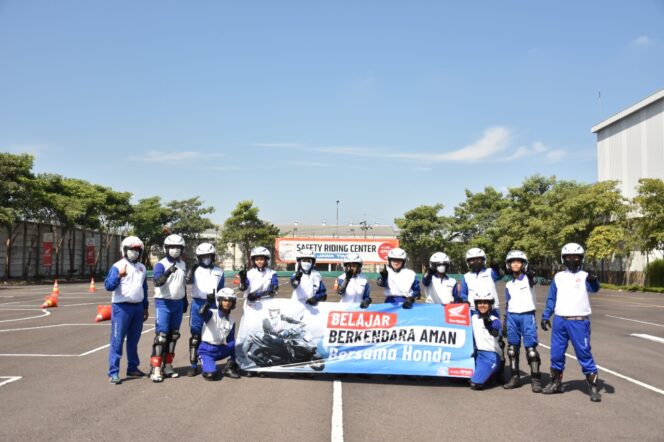 
Duta Safety Riding SMK Muhammadiyah 1 Kepajen Latihan di MPM Safety Riding Center