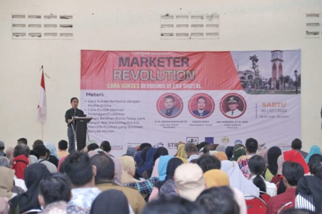 
Peserta Membludak, Seminar Nasional Marketer Revolution di Pasuruan Dihadiri Wawali Mas Adi dan Berlangsung Sukses