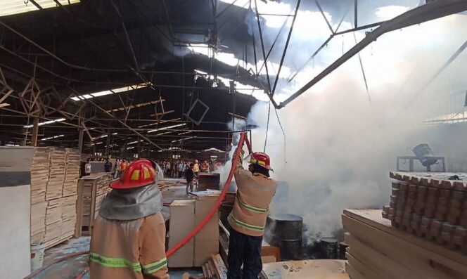 
Pabrik Kayu di Cangkringmalang Beji Terbakar