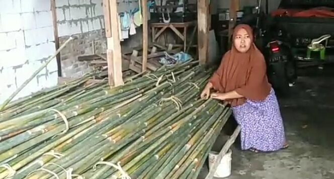
Agustusan Membawa Berkah Bagi Penjual Pernak-pernik di Pasuruan
