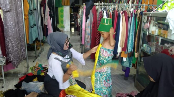 
Berkah HUT Kemerdekaan RI,  Jasa Sewa Baju Adat di Pasuruan Banjir Rezeki
