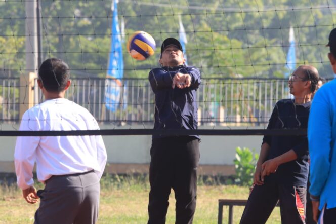 
Melihat Serunya Turnamen Voli Antar Kepala OPD Pemkot Pasuruan
