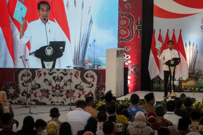 
Presiden Jokowi Bagikan Ribuan Sertifikat Tanah untuk Warga Sidoarjo