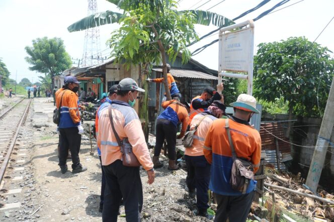 
Selamatkan Aset Demi Kepentingan Negara , KAI Daop 8 Tertibkan Aset
