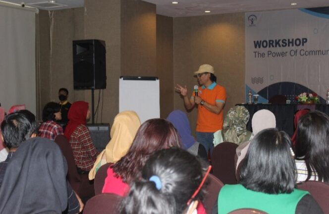 
Dekan Unitomo Dr. Harliantara Jadi Narsum Workshop The Power Of Communication Skills yang Digelar EBS University