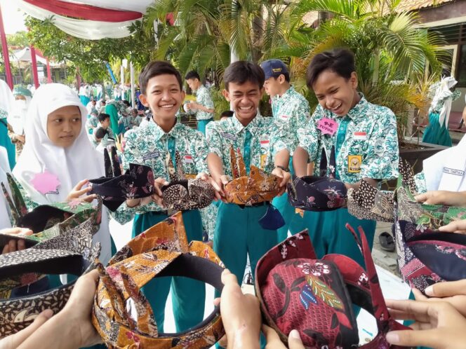
Ribuan Siswa SMP Ciptakan Rekor 1300 Udeng Khas Sidoarjo