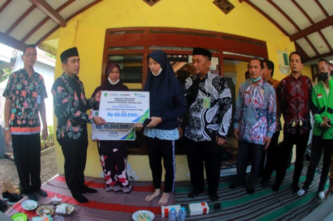 
Didampingi Wawali, BPJS Ketenagakerjaan Pasuruan Salurkan Santunan untuk Ahli Waris Dua Driver Ojol Warga Kota Pasuruan