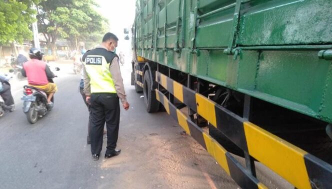 
Pemotor di Pasuruan Tewas Usai Terlindas Truk di Kraton