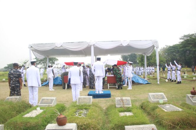 
Jenazah Pilot dan Kopilot Pesawat TNI AL Bonanza G-36 T-2503 Dimakamkan Berdampingan di Sidoarjo