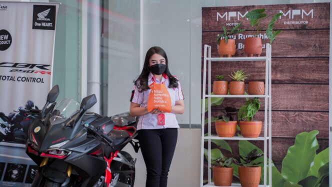 
MPM Honda Jatim Bagikan Ribuan Tanaman ke Konsumen Honda