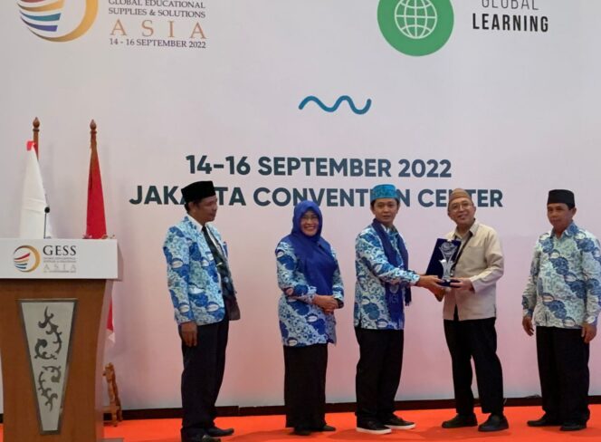
Ketua MUI Kota Pasuruan Raih Penghargaan Anugerah Pendidikan Indonesia 2022