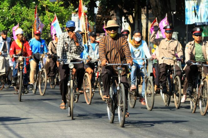 
Parade Sepeda Tua Berlangsung Meriah, Ribuan Onthelis Kunjungi Kota Pasuruan