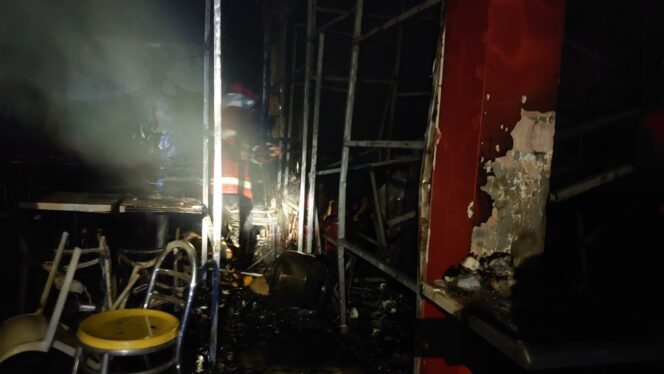 
Diduga Akibat LPG Bocor, Rumah Makan Siap Saji di Pasuruan Terbakar