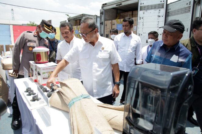 
Mendag Musnahkan Barang Impor Ilegal Senilai Rp 11 M di Sidoarjo