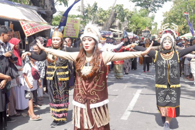 
Meriahnya Carnival dan Gading Fashion Days