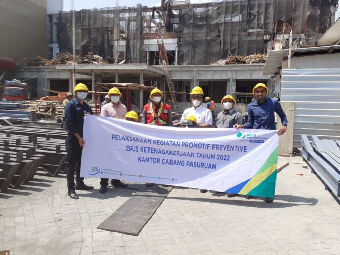 
BPJAMSOSTEK Pasuruan Serahkan APD ke Pekerja Proyek Konstruksi RSUD Bangil melalui Kegiatan Promotif Preventif
