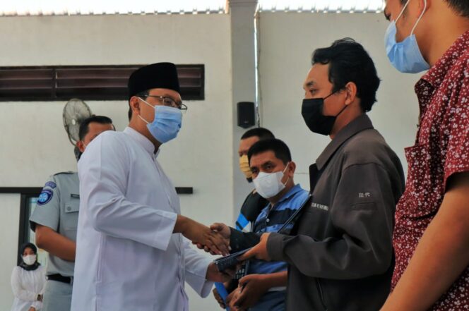 
Serahkan Santunan, Gus Ipul Sampaikan Duka Cita Mendalam untuk Keluarga Korban Kecelakaan Tol Bawen-Ungaran