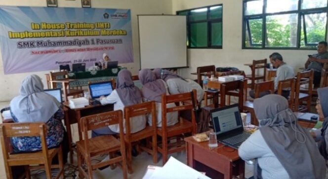 
Tim Pengabdian Uniwara Beri Penataran dan Penguatan Kompetensi Guru di SMK Muhammadiyah 1 Pasuruan
