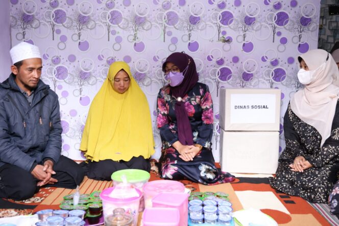 
Derai Air Mata Ibu Korban Tragedi Kanjuruhan di Hadapan Istri Bupati Pasuruan